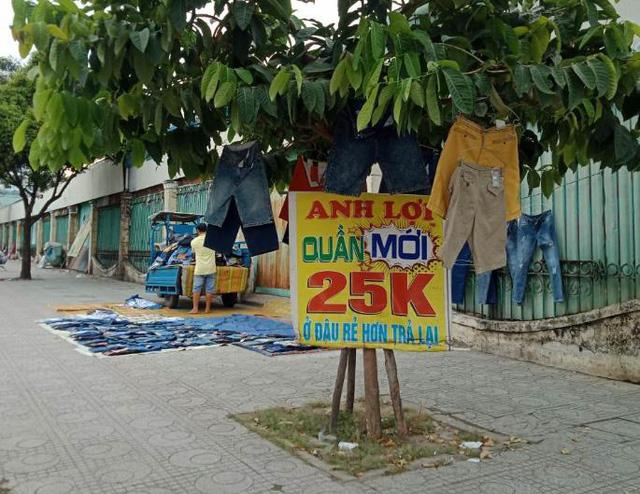 Cuối năm, quần áo giảm giá mạnh, tràn ra vỉa hè - Ảnh 4. Cuối năm, quần áo giảm giá mạnh, tràn ra vỉa hè - Ảnh 4.