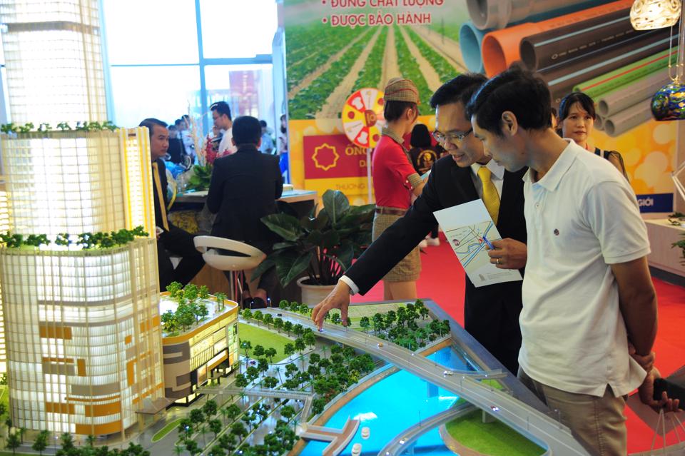 Nhà đầu tư tham khảo một dự án nhà ở tại hội chợ bất động sản ở Hà Nội. Ảnh: Phạm Hùng
