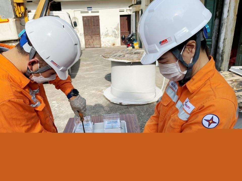 Công nhân Công ty Điện lực Thái Bình đẩy nhanh lắp đặt, thay thế hệ thống công tơ điện tử đo xa.