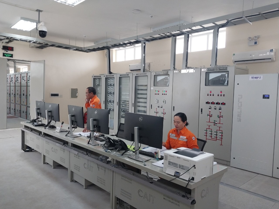Công nhân Công ty Điện lực Thái Bình trực đảm bảo duy trì cung cấp điện.