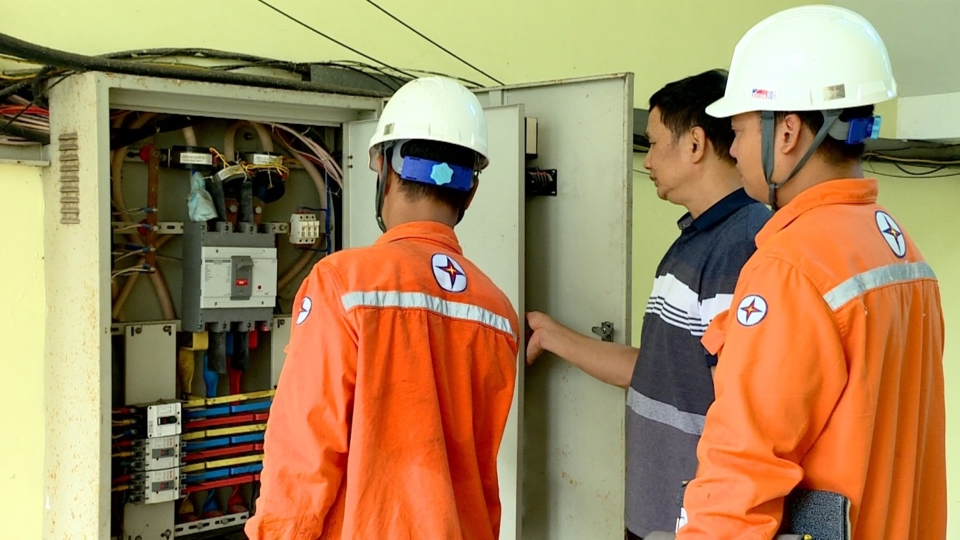 Công nhân Công ty Điện lực Thái Bình kiểm tra hệ thống điện cho khách hàng doanh nghiệp.