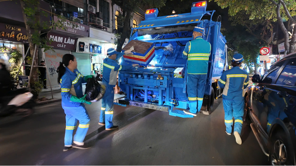 Urenco đã tiến hành thí điểm thu gom rác bằng phượng tiện xe cơ giới trực tiếp.