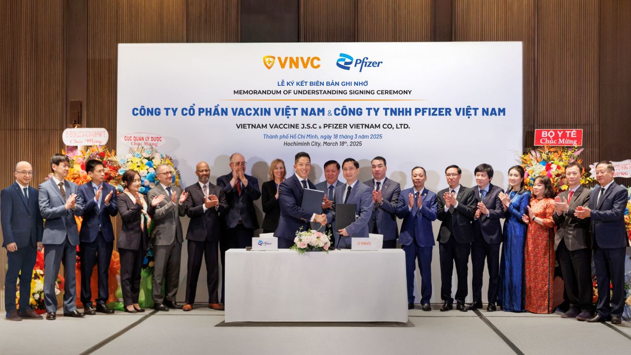 Ông Darrell Oh, Tổng Giám đốc Pfizer Việt Nam và ông Ngô Chí Dũng, Chủ tịch Hội đồng Quản trị kiêm Tổng Giám đốc Hệ thống tiêm chủng VNVC và Nhà máy Vắc xin và Sinh phẩm VNVC ký biên bản ghi nhớ hợp tác trong lĩnh vực sản xuất vắc xin. Ảnh: Hữu Luận