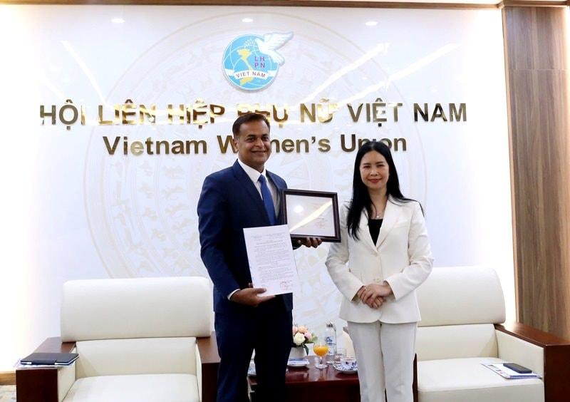 ba-tran-lan-phuong-pho-chu-tich-hoi-lhpn-viet-nam-trao-ky-niem-chuong-vi-su-phat-trien-cua-phu-nu-viet-nam-cho-ong-binu-jacob-tong-giam-doc-nestle-viet-nam.jpg