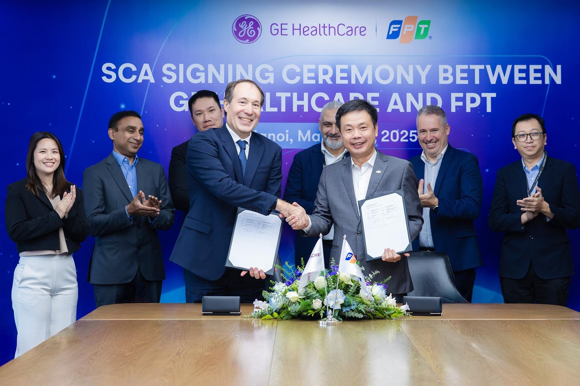 ong-pham-minh-tuan-dai-dien-tap-doan-fpt-ky-ket-cung-ong-mark-stoesz-dai-dien-ge-healthcare-international-.jpg