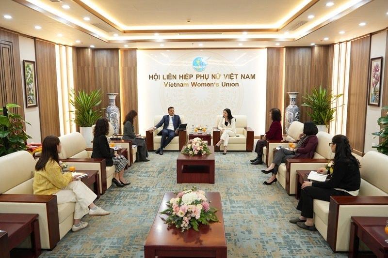 ba-tran-lan-phuong-pho-chu-tich-hoi-lhpn-viet-nam-va-ong-binu-jacob-tong-giam-doc-nestle-viet-nam-cung-can-bo-hai-ben-tai-buoi-lam-viec.jpg