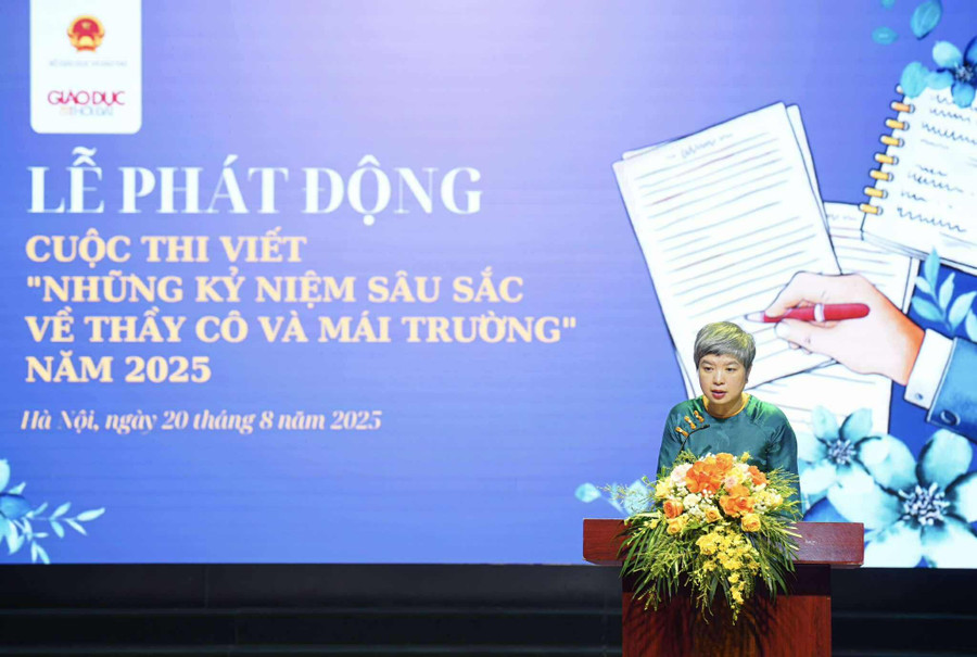 Nhà báo Dương Thanh Hương - Phó Tổng biên tập Báo GD&TĐ công bố Thể lệ Cuộc thi.