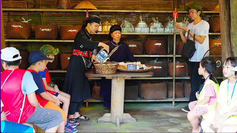 Du lịch sinh thái kết hợp với văn hoá trà đang trở thành mô hình kinh tế điểm của vùng đất chè Tân Cương. Ảnh minh hoạ