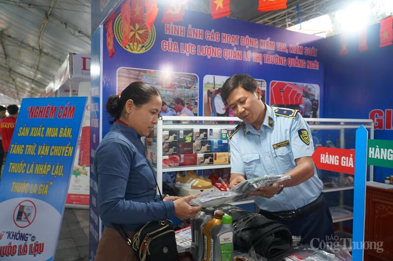 Hội chợ còn có gian hàng giới thiệu, hướng dẫn phân biệt hàng thật, hàng giả của Chi cục Quản lý thị trường Quảng Ngãi
