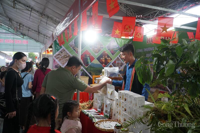 Hội chợ thu hút đông đảo người dân tham quan, mua sắm ngay trước thời điểm khai mạc