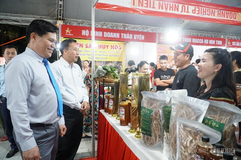 Phó Chủ tịch UBND tỉnh Quảng Ngãi Trần Phước Hiền và Giám đốc Sở Công Thương tỉnh Nguyễn Thanh Mân tham quan các gian hàng tại hội chợ