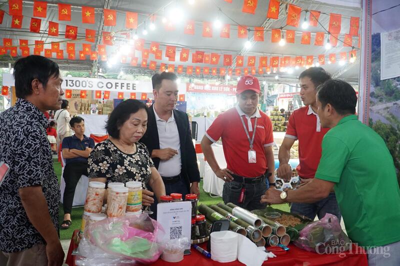 Hội chợ có quy mô hơn 60 gian hàng, quy tụ các sản phẩm chất lượng như sản phẩm OCOP, sản phẩm công nghiệp nông thôn tiêu biểu, sản phẩm dược liệu...