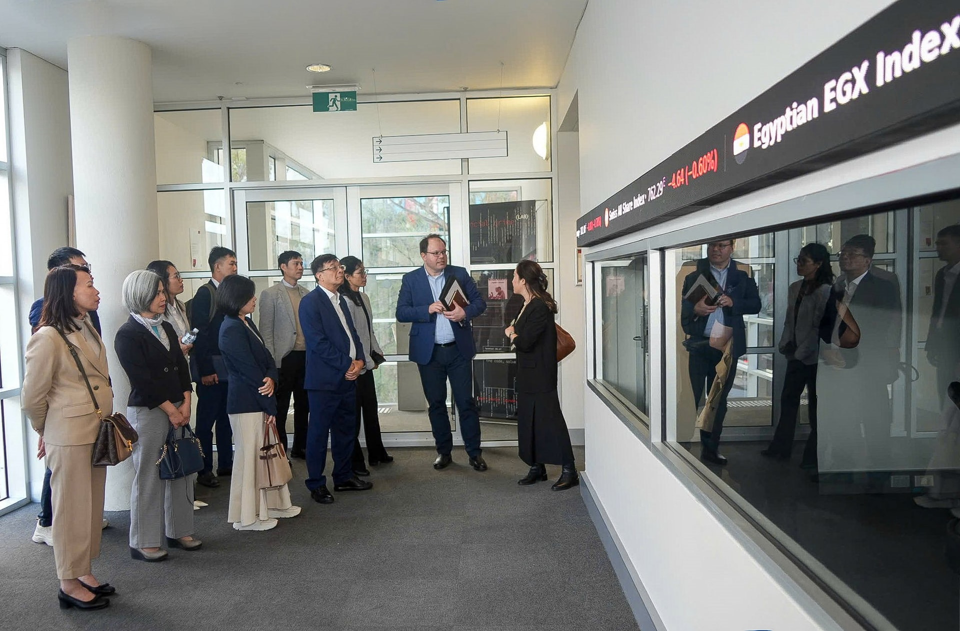 doan-cong-tac-hiep-hoi-ngan-hang-viet-nam-tham-vuon-uom-fintech-hang-dau-uc_68c82f343a20c.jpg