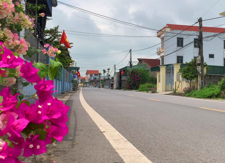 Tuyến đường ở xã Đồng Bằng (tỉnh Hưng Yên) được mở rộng khang trang nhờ phong trào hiến đất làm đường. Ảnh: Lương Hà