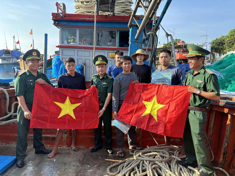 Những ngư dân tham gia trên biển như những cột mốc chủ quyền của đất nước. Hình ảnh lá cờ tổ quốc luôn được chú trọng đặt lên hàng đầu. Ảnh: Nguyễn Dương