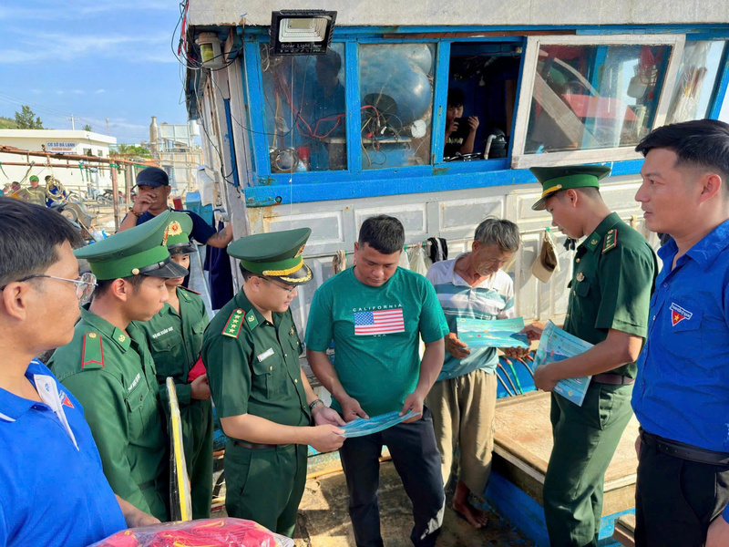 Lực lượng BĐBP tỉnh Quảng Ngãi như cầu nối giữa ngư dân và pháp luật, giúp họ đánh bát đúng quy định của pháp luật. Ảnh: Nguyễn Dương