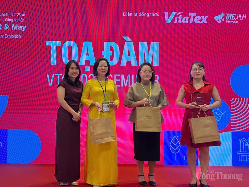 Các chuyên gia, doanh nghiệp chia sẻ hành trình làm xanh sợi vải Việt từ quy tắc thương mại quốc tế, chính sách hỗ trợ đến câu chuyện thực tế trong nhà máy. Ảnh: Minh Anh.