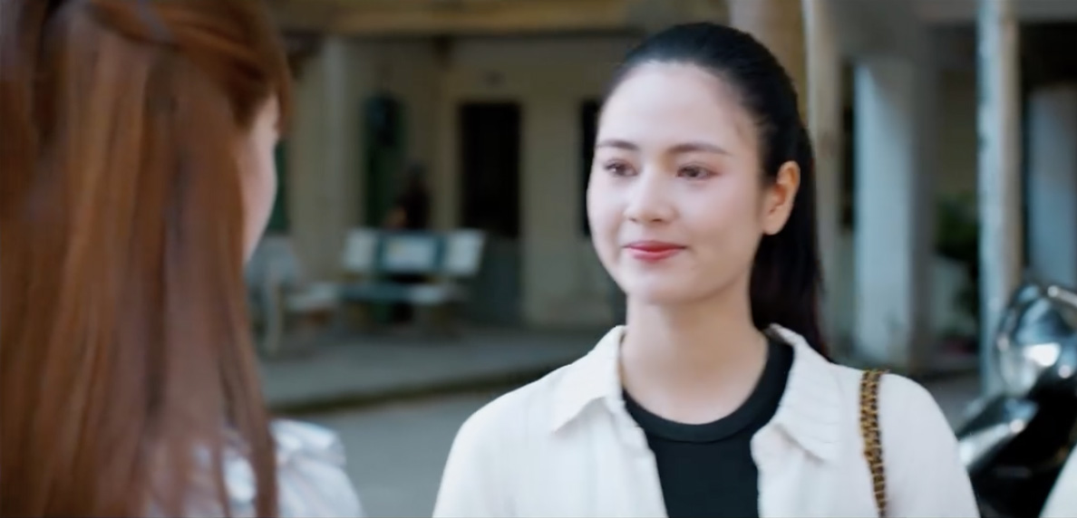 Ngân tạm biệt Mỹ Anh và Lam để về quê trong tập 34 “Gió ngang khoảng trời xanh“. Ảnh: VFC.