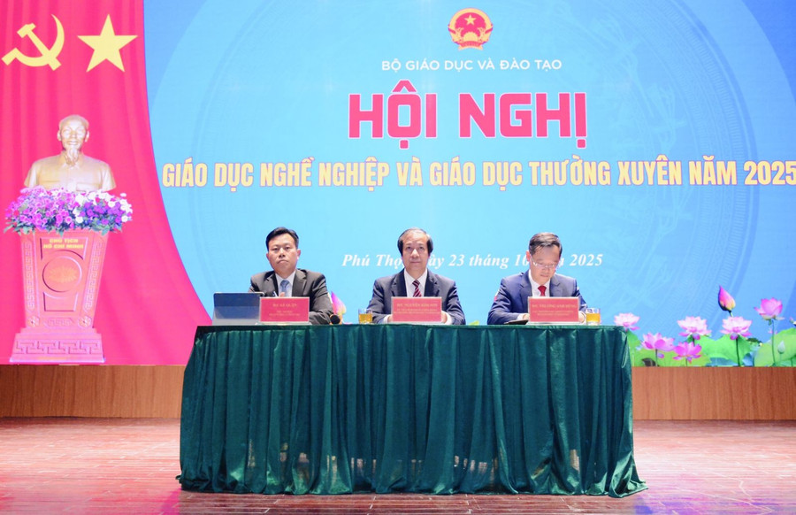 Bộ trưởng Nguyễn Kim Sơn, Thứ trưởng Lê Quân, Cục trưởng Cục GDNN & GDTX Trương Anh Dũng chủ trì thảo luận. dsc-4327.jpg