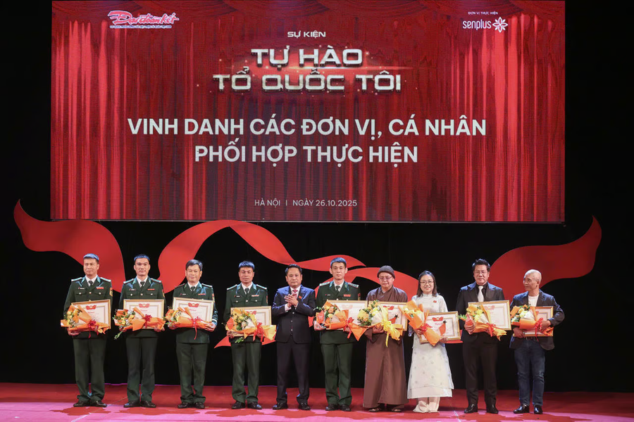 Tổng Biên tập Trương Thành Trung trao kỷ niệm chương và vinh danh các đơn vị phối hợp. (Ảnh: Báo Đại đoàn kết) Tổng Biên tập Trương Thành Trung trao kỷ niệm chương và vinh danh các đơn vị phối hợp. (Ảnh: Báo Đại đoàn kết)