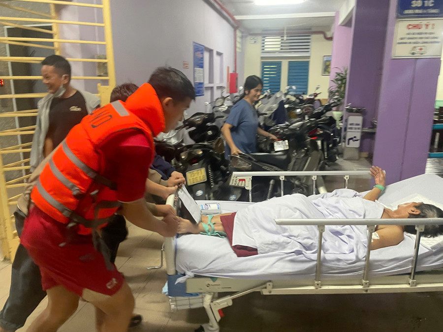 Phối hợp cùng người nhà bệnh nhân để di chuyển nhanh. 2-3002.jpg