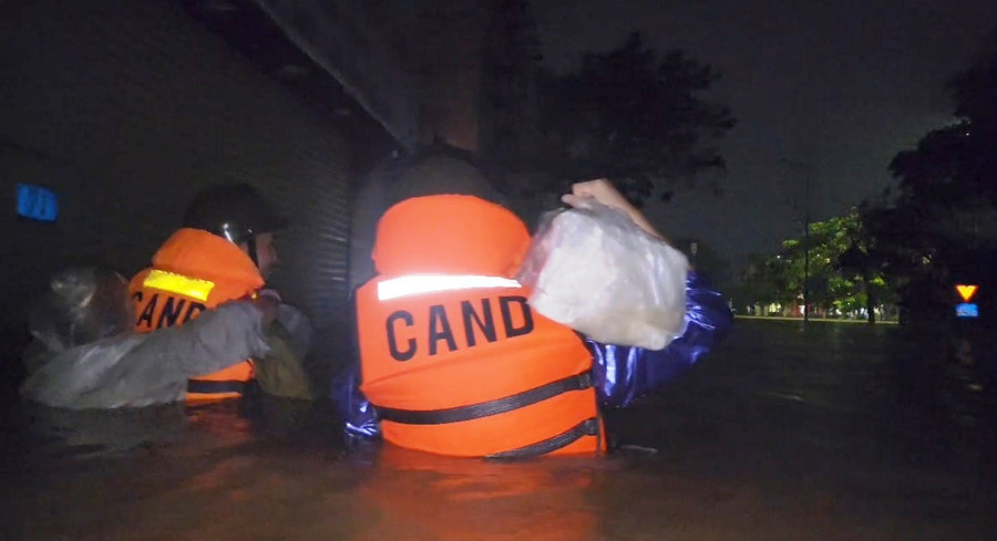 Các chiến sĩ cõng em bé nhỏ vượt qua đoạn lũ sâu tại trung tâm TP Huế. 11.jpg