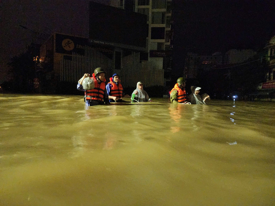 Lũ ở Huế dâng cao trong đêm 27/10, lực lượng công an đã đi giúp dân vượt qua các đoạn đường nước sâu đến nơi an toàn. 8.jpg
