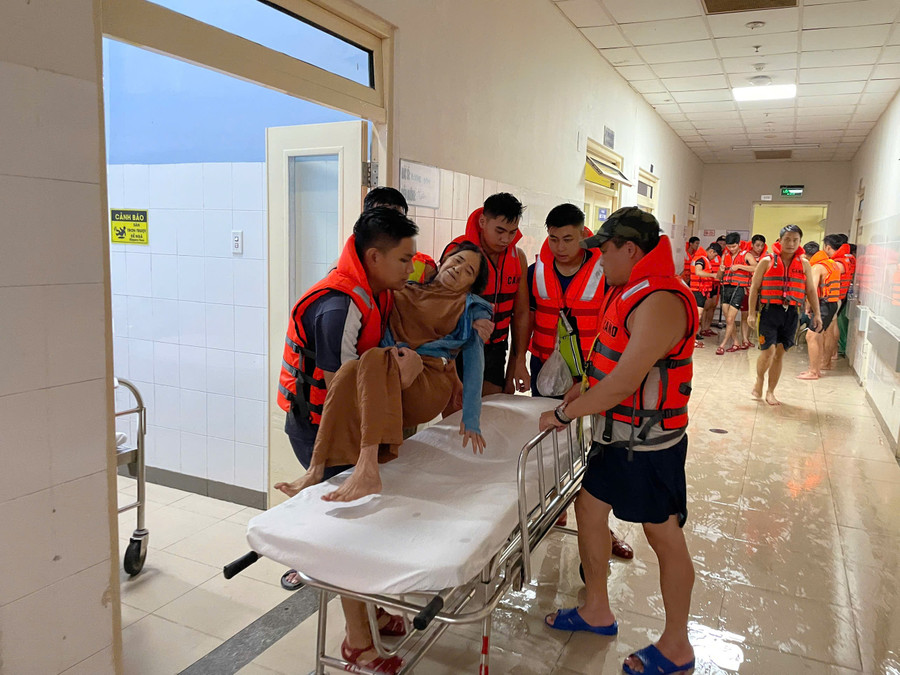 Các chiến sĩ thao tác nhanh chóng đưa người bệnh lên xe đẩy. 4.jpg