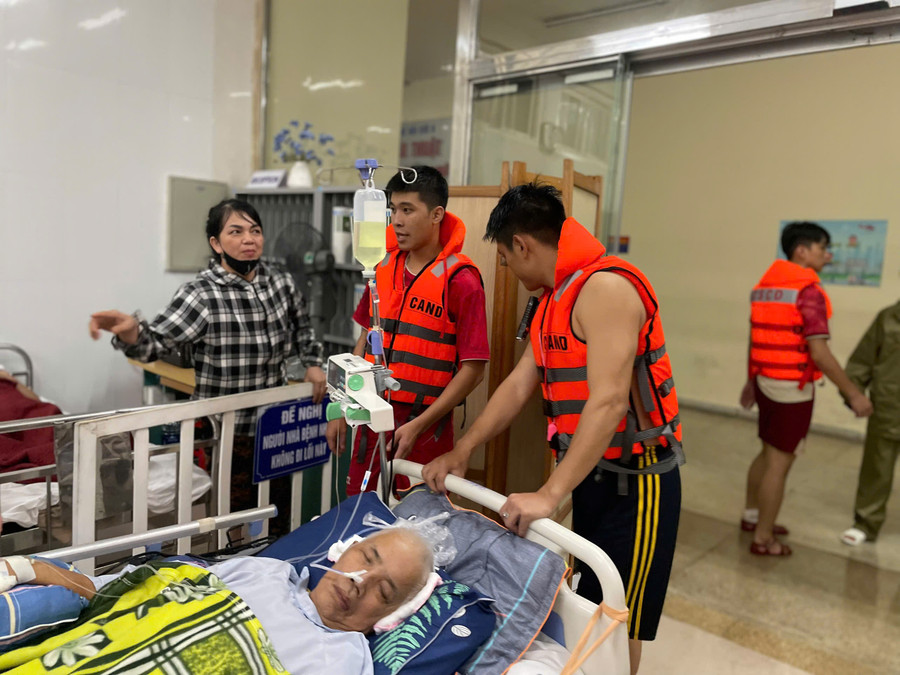 Các bệnh nhân ở tầng dưới ngập lụt được ưu tiên di chuyển trước. 3.jpg