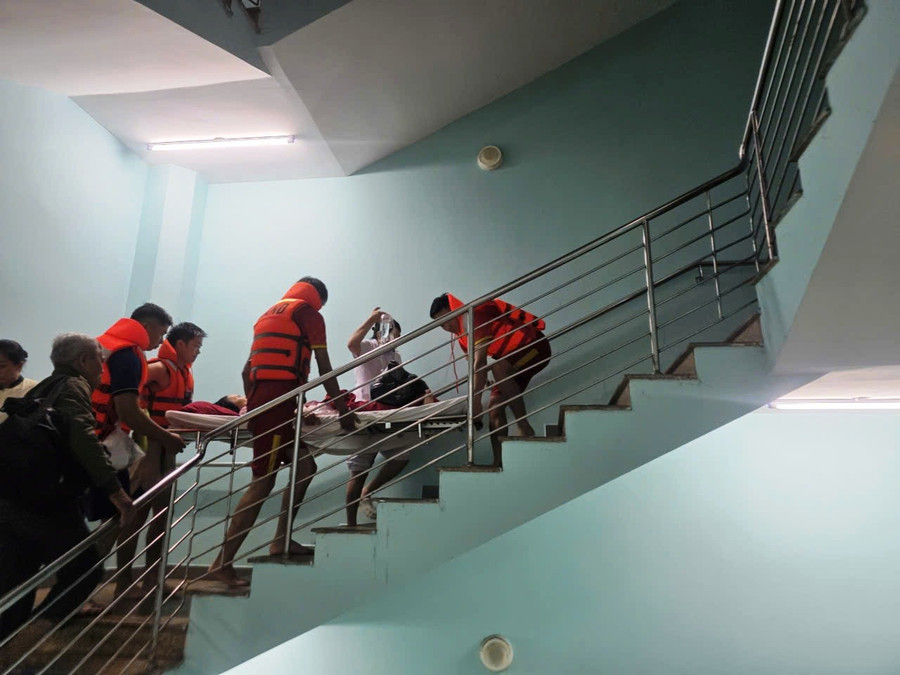 Bệnh nhân được di chuyển lên tầng cao z7161538792795-4e9df302a202ca0dc61297879382b090.jpg