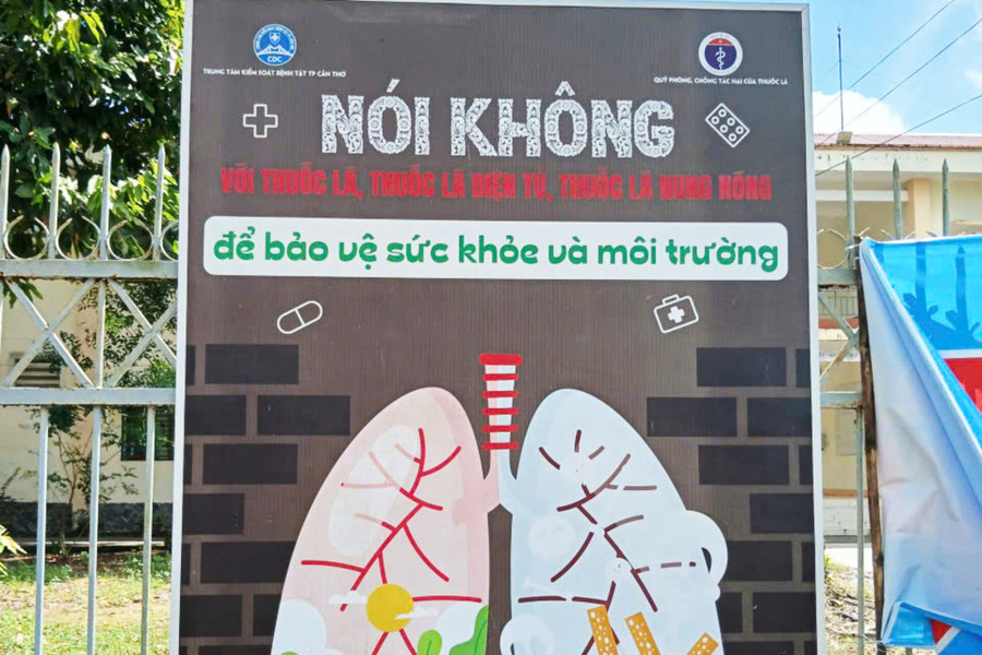 Pano nói không với thuốc lá được treo trước cổng Trường THPT Vĩnh Thạnh. cam-hut-thuoc-1.jpg