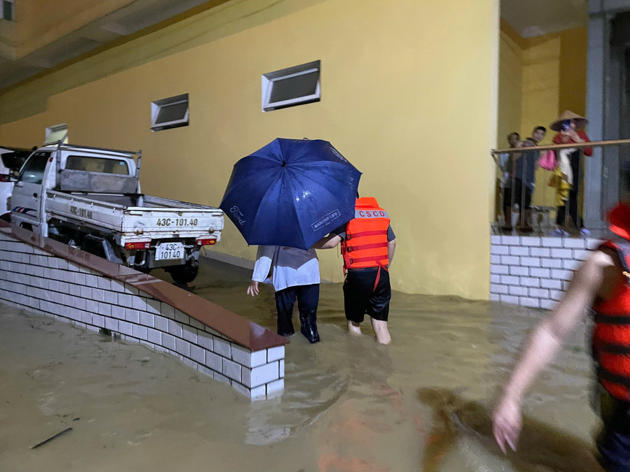 Các chiến sĩ đã phối hợp cùng bác sỹ, nhân viên y tế, bảo vệ, người nhà người bệnh tiến hành khẩn trương việc vận chuyển bệnh nhân. 5-8072.jpg