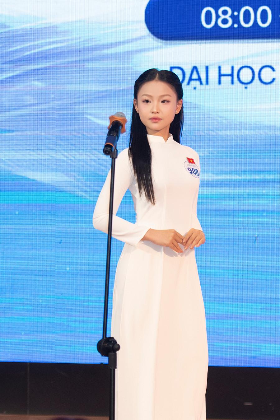 Giám khảo ghi nhận lứa thí sinh năm nay có hình thể nổi trội, nhiều bạn sở hữu chiều cao trên 1m70, khả năng giao tiếp và ngoại ngữ tốt. dsc-1526.jpg