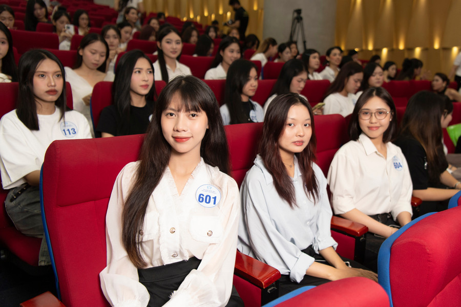 Ở vòng sơ khảo, thí sinh lần lượt giới thiệu bản thân, thể hiện kỹ năng trình diễn và tham gia phần thi tài năng.