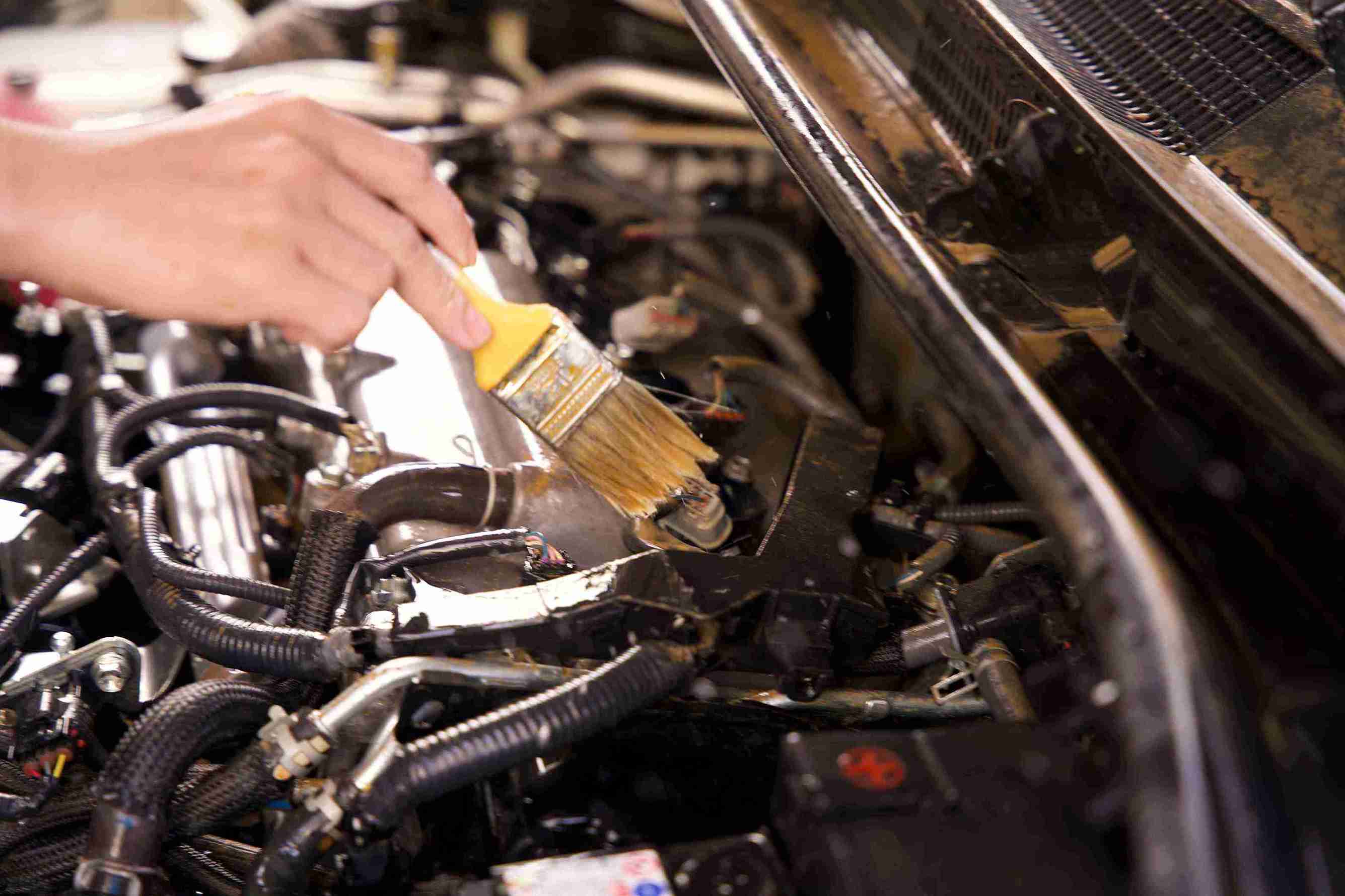 Trên cùng tuyến đường, hàng trăm ôtô hư hỏng xếp dài chờ sửa. Anh Văn Ngọc (phường Tây Nha Trang) cho hay chiếc xe gần 1 tỉ đồng của anh đã được hãng kiểm tra và chuẩn bị cẩu về xưởng. “Họ không hẹn ngày trả vì tất cả gara đều quá tải. Có thể đến sau Tết tôi mới nhận lại xe”, anh Ngọc chia sẻ.