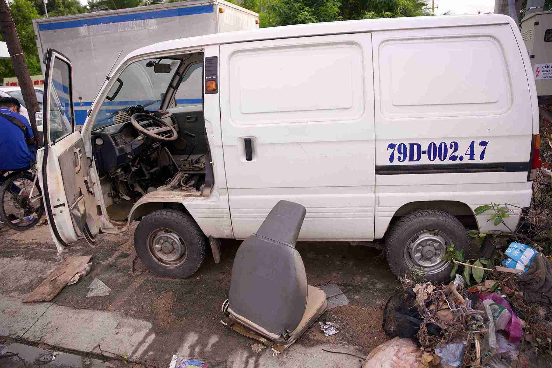 Trận mưa lớn kéo dài khiến nhiều khu vực như Nha Trang, Diên Khánh, Ninh Hòa… chìm trong biển nước. Ngoài thiệt hại nặng về tài sản, hàng trăm phương tiện bị nước nhấn chìm khiến nội thất, động cơ bám đầy bùn, bốc mùi ẩm mốc, quá trình vệ sinh – tháo lắp mất nhiều thời gian. Thống kê bước đầu cho thấy đợt thiên tai khiến toàn tỉnh Khánh Hòa thiệt hại hơn 5.000 tỉ đồng.