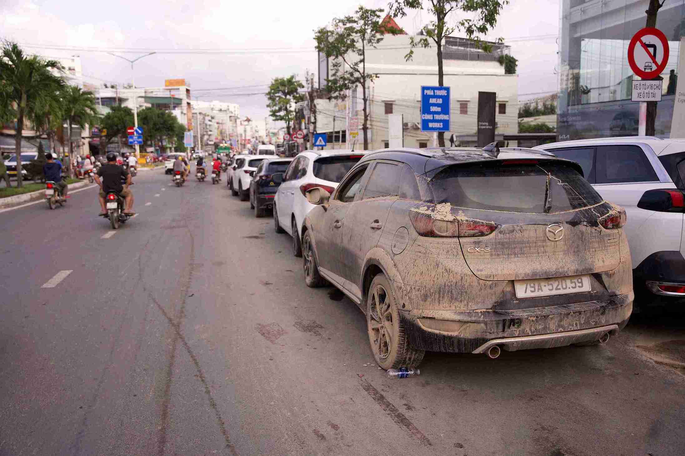 Ngày 25.11, dọc tuyến đường 23 Tháng 10 (Nha Trang), hàng chục ôtô bị ngập nước, phủ đầy bùn đất được đưa đến các tiệm sửa chữa chờ xử lý. Nhiều cơ sở phải huy động thêm nhân công để kịp tiến độ trả xe cho khách.