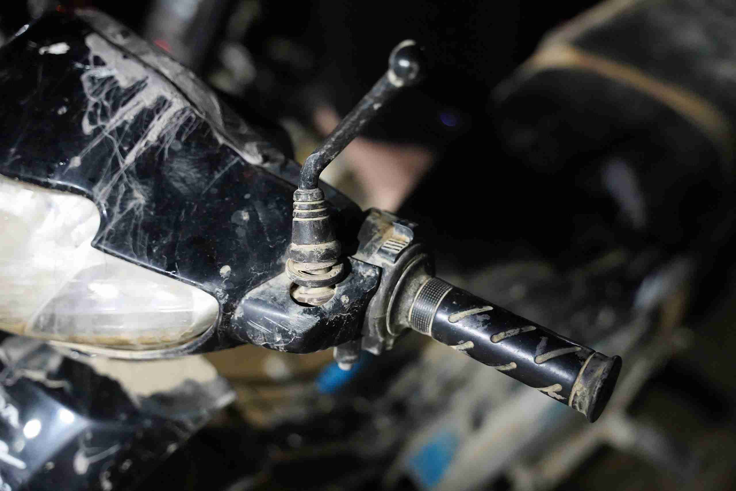 Đến tối 24.11, nhiều cơ sở sửa chữa tại phường Tây Nha Trang vẫn sáng đèn. Ông Thạch – chủ một tiệm sửa xe – cho biết trong ngày ông nhận 20 xe, buộc phải hạn chế nhận thêm để tập trung xử lý số xe tồn từ trước.