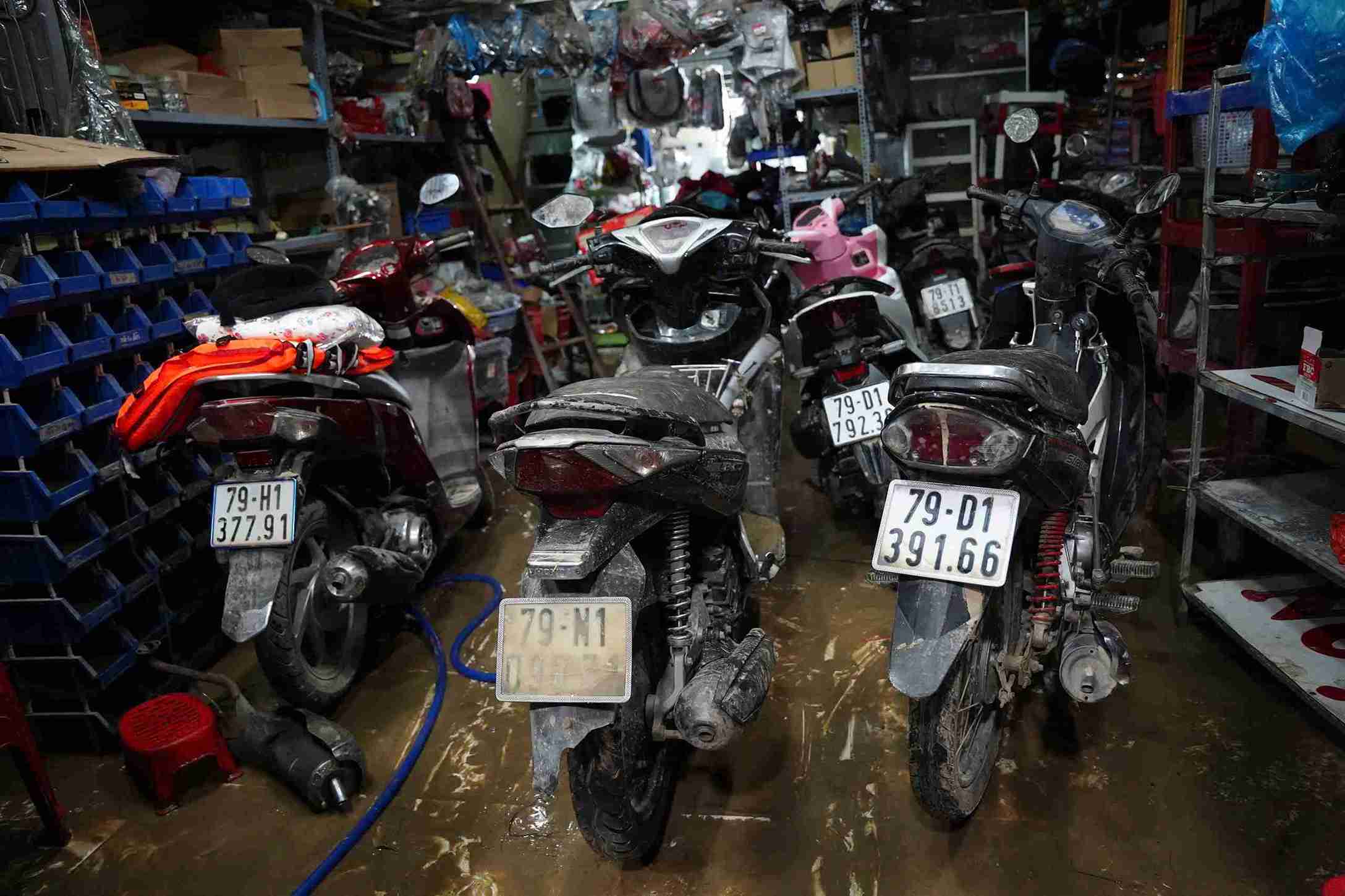 Tại gara xe máy của anh Ngọc Tấn cũng trong tình cảnh tương tự. Anh Tấn cho biết, nhiều xe máy thiếu linh kiện nên phải hẹn khách 2–3 ngày nữa.