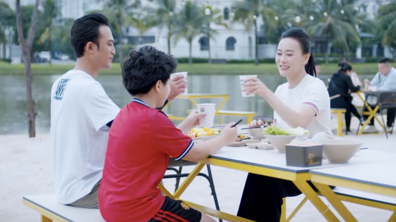 Cảnh 3 người vui vẻ bên nhau cho thấy một cái kết mở, hợp lý. Ảnh: VFC