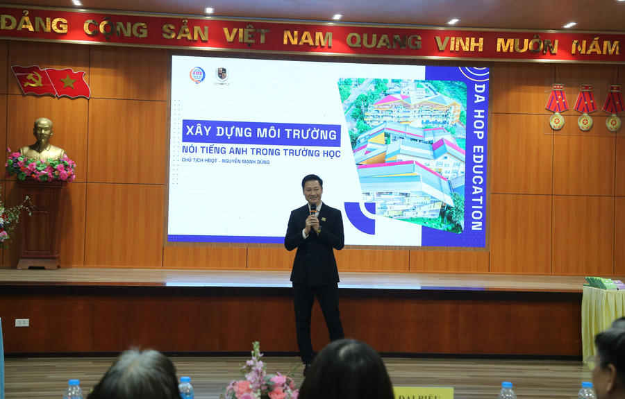 Ông Nguyễn Mạnh Dũng - Chủ tịch HĐQT, Trường liên cấp Dạ Hợp chia sẻ tại Hội thảo. 1f2a2027.jpg