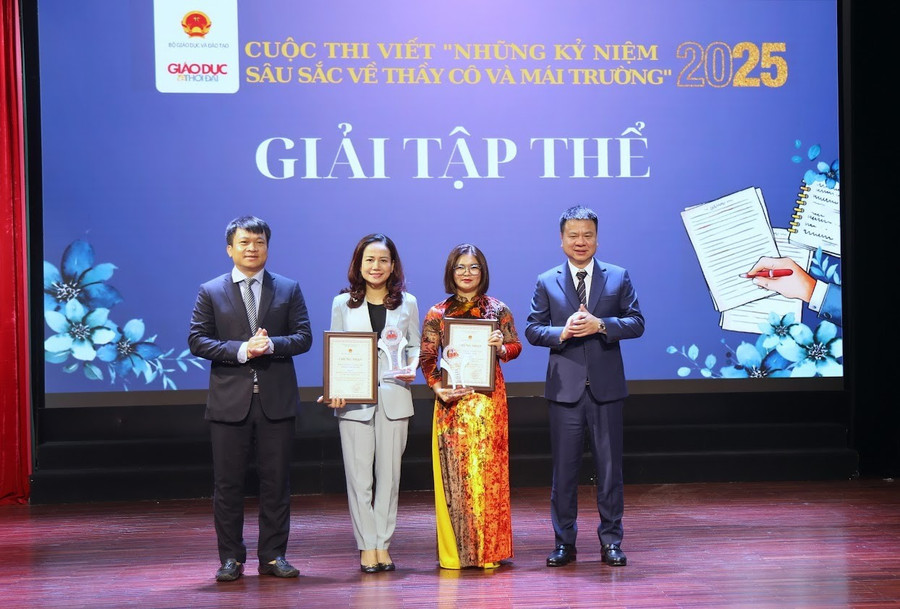 Nhà báo Triệu Ngọc Lâm, Tổng Biên tập Báo Giáo dục và Thời đại (ngoài cùng bên phải), Phó Trưởng ban thường trực Ban Tổ chức cuộc thi và ông Doãn Hồng Hà, Phó Trưởng ban Tuyên giáo và Dân vận Đảng ủy Bộ GD&ĐT trao 2 giải tập thể. 1.jpg