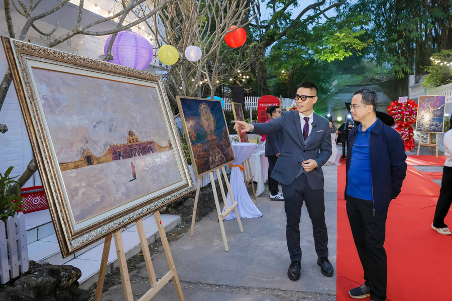 Hoạ sĩ 9X gây sốt với bức sơn mài bán giá 100.000 USD