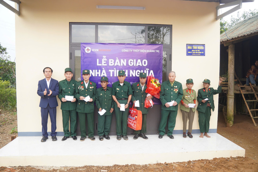 Đại diện Công ty TĐQT, ông Nguyễn Thanh Hùng - Giám đốc Công ty tặng quà đến người có công với cách mạng. 1497531430544767779-1.jpg