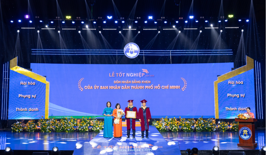 Trường Đại học Văn Hiến đón nhận bằng khen của UBND TPHCM. 6.png