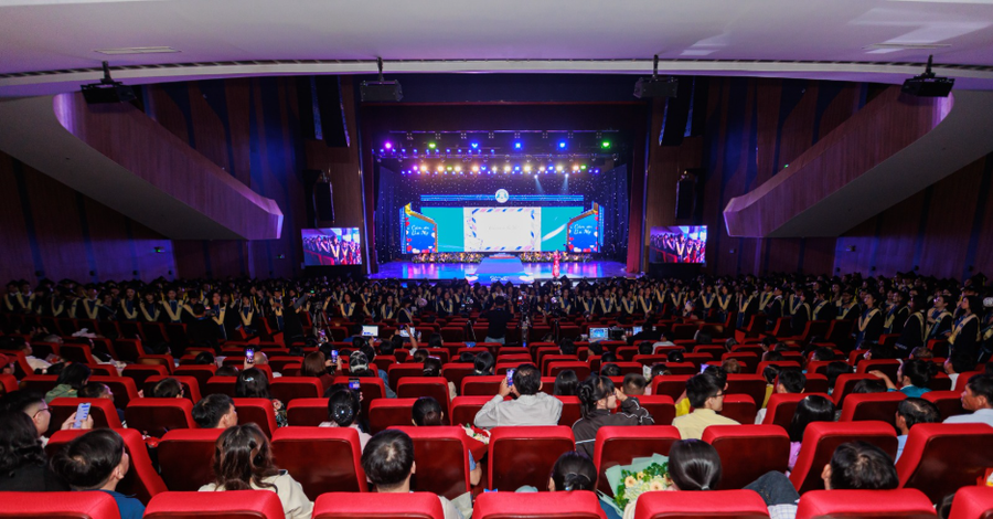 Khoảnh khắc Tân khoa Trường Đại học Văn Hiến tri ân phụ huynh tại Lễ Tốt nghiệp 2025. 6-5505.png