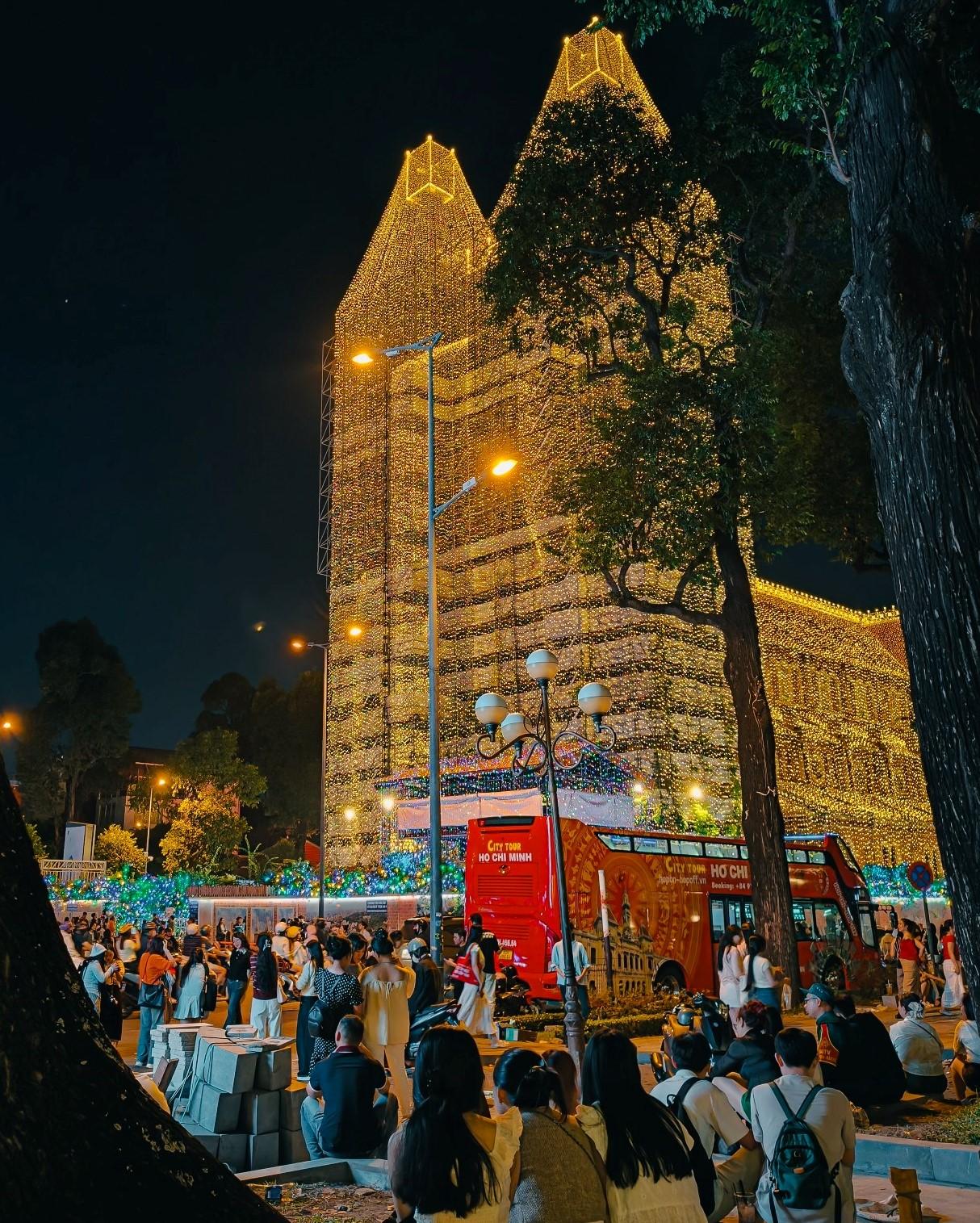 Dòng người đổ về trung tâm TP HCM để chiêm ngưỡng nhà thờ Đức Bà lên đèn rực rỡ mỗi tối. Ai cũng muốn có cho mình bức ảnh check-in với những góc nhìn nhà thờ đẹp nhất làm kỷ niệm. Ảnh: Nam Lang Thang