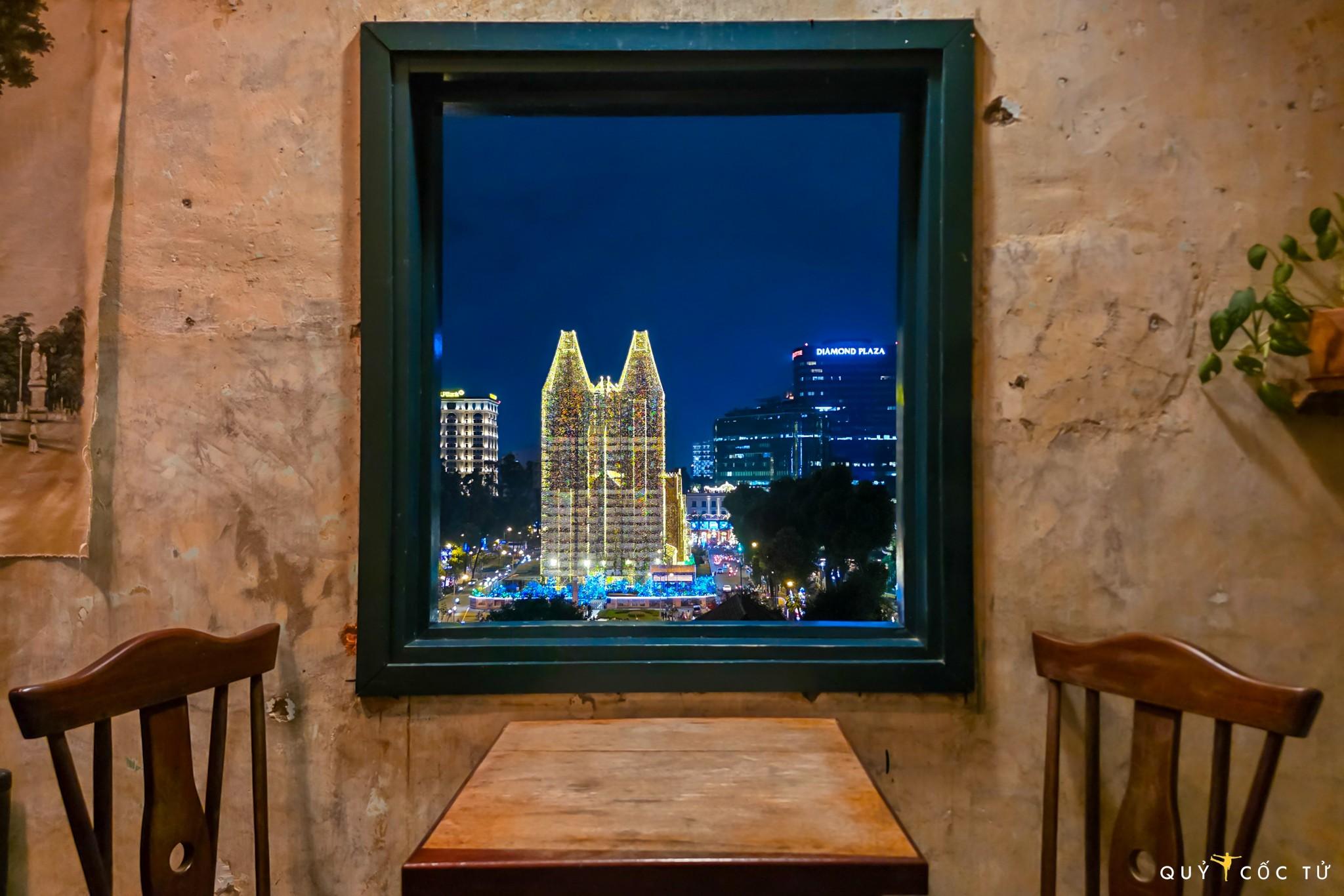 Theo anh Hải An, một số địa điểm thuận lợi dễ săn được ảnh đẹp của nhà thờ Đức Bà vào mùa Giáng sinh là: công viên 30/4, vườn hoa trước mặt nhà thờ, tầng thượng chung cư cũ Lý Tự Trọng, lầu 4 trung tâm thương mại Diamond, bên hông Bưu điện thành phố và đường sách...