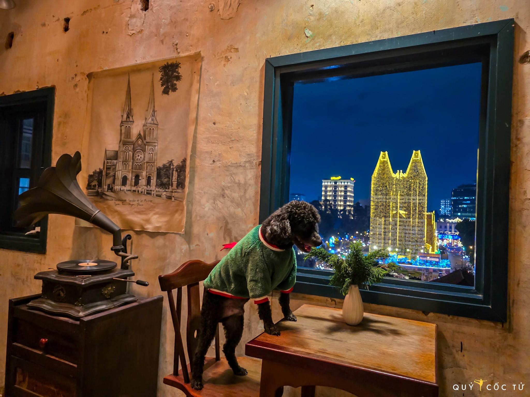 Một góc ngắm toàn cảnh nhà thờ chính tòa Đức Bà Sài Gòn được nhiếp ảnh gia Ngô Trần Hải An chia sẻ. Các tòa nhà, quán cà phê, trung tâm thương mại xung quanh nhà thờ đều có các góc ngắm đẹp từ trên cao hướng về công trình nổi bật này.