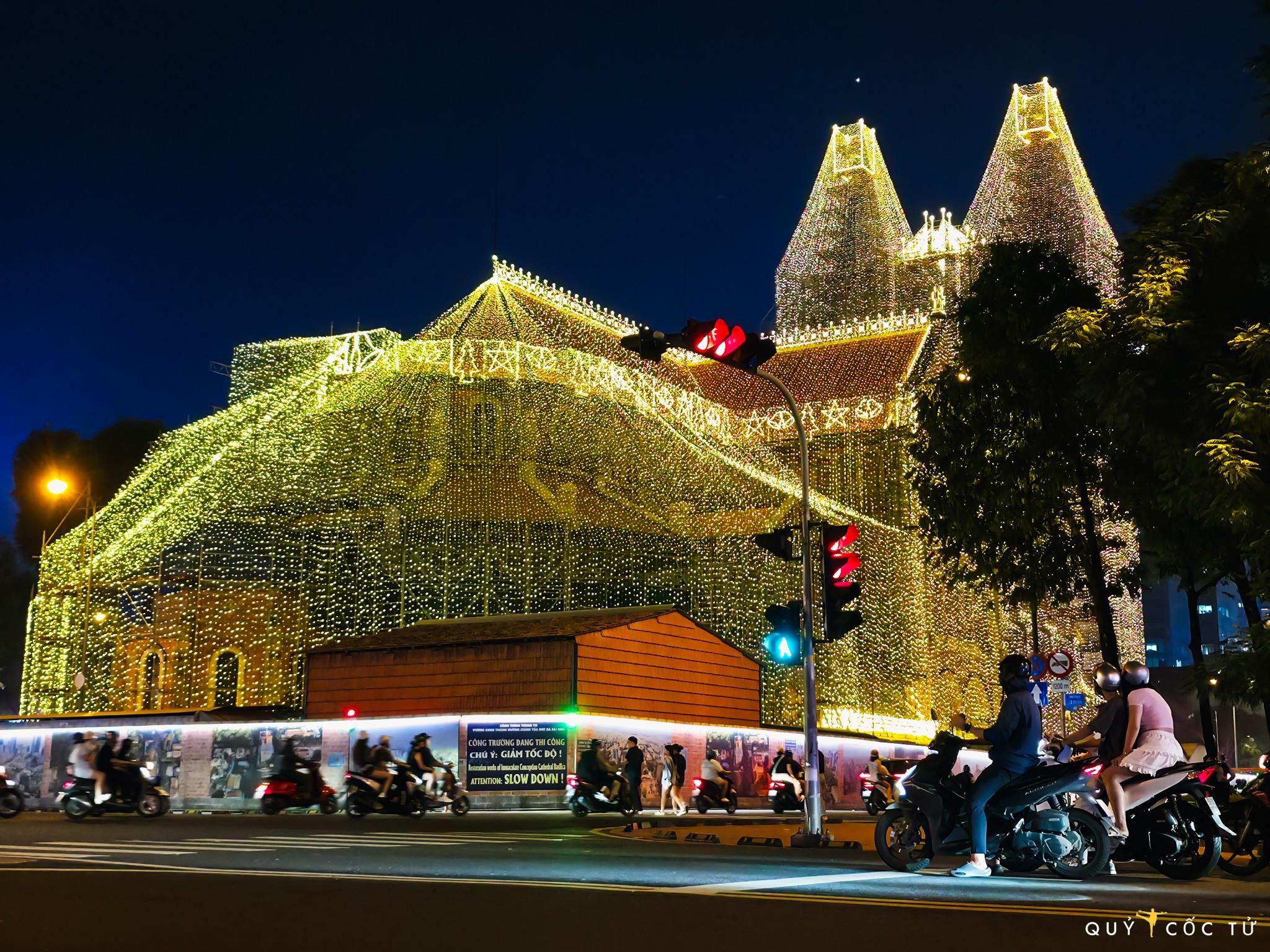 Nhà thờ Đức Bà thắp đèn led đã trở thành truyền thống Giáng sinh nhiều năm nay. Nằm ở quảng trường Công xã Paris, nhà thờ được khởi công từ 1877 và hoàn thiện sau ba năm, tới nay công trình vẫn là điểm đến biểu tượng của TP HCM.